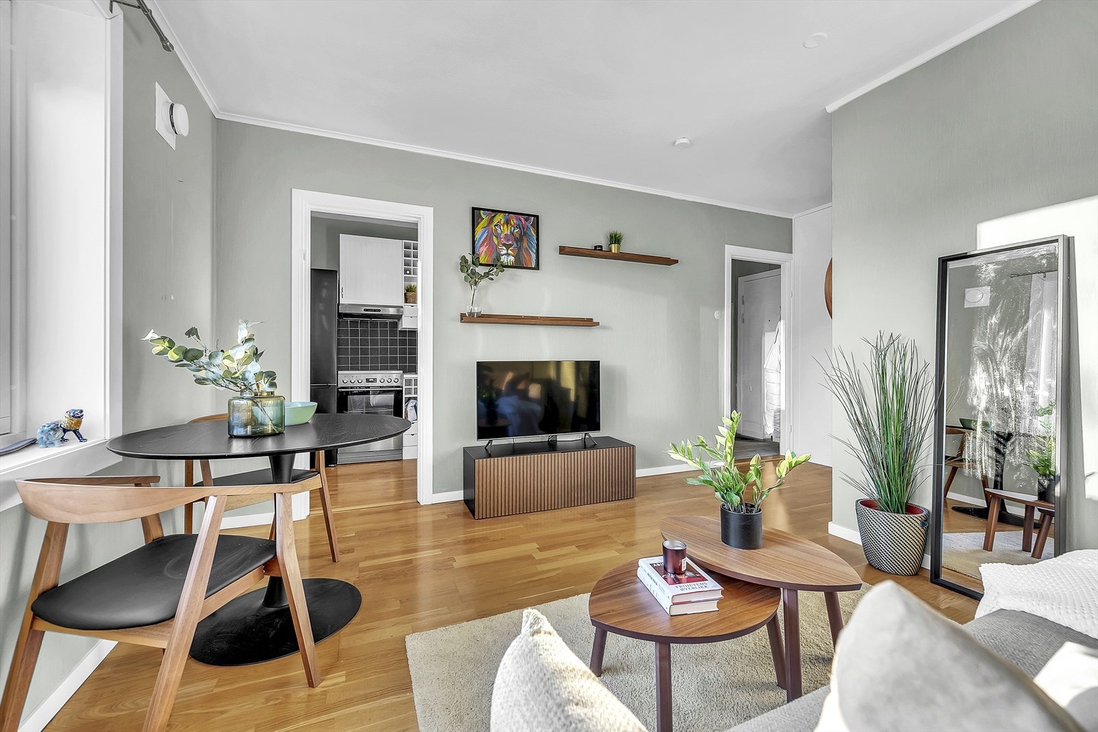 En delikat og innbydende 1-roms med god intern beliggenhet med lite innsyn. Galleribilde