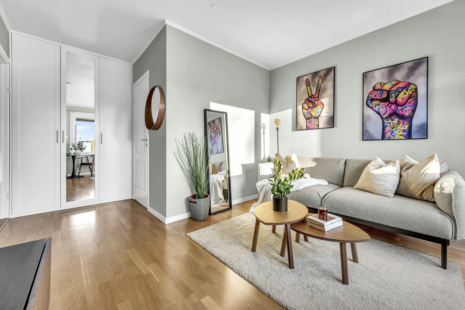 Fin plass til sofa, tv-seksjon og tilhørende møblement. Galleribilde