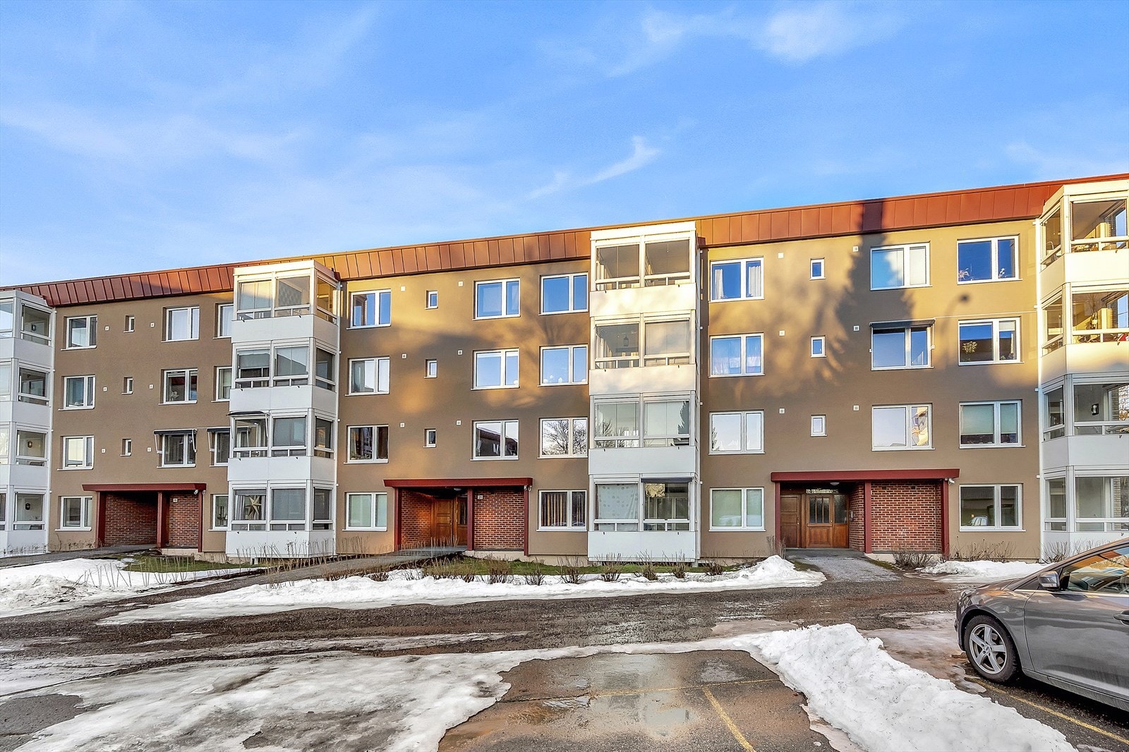 Velkommen til Otto Sogns vei 21! Her bor du i et rolig og hyggelig nabolag på Manglerud med kort vei til sentrum, dagligvare og marka. Galleribilde