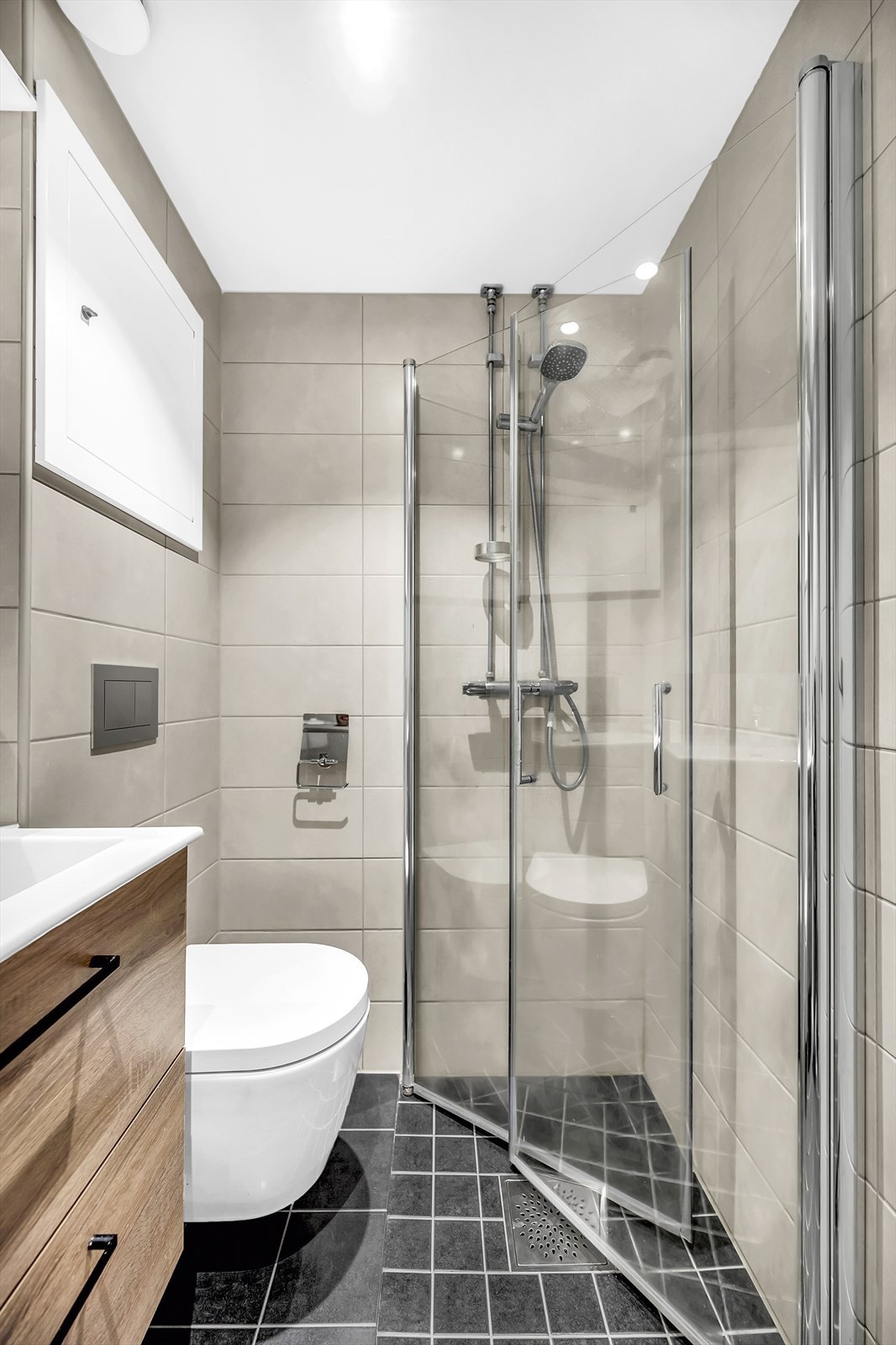 Badet har downlights i himling. Akonto varmtvann er inkludert i felleskostnadene. Galleribilde