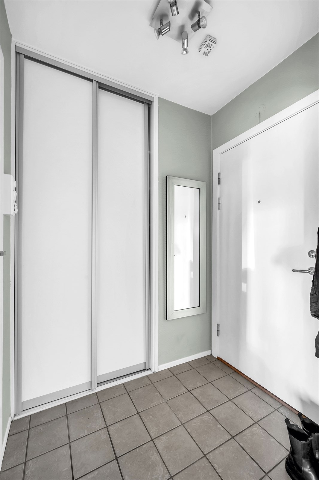 Entrè med praktisk skyvedørsgarderobe med gode lagringsmuligheter. Galleribilde