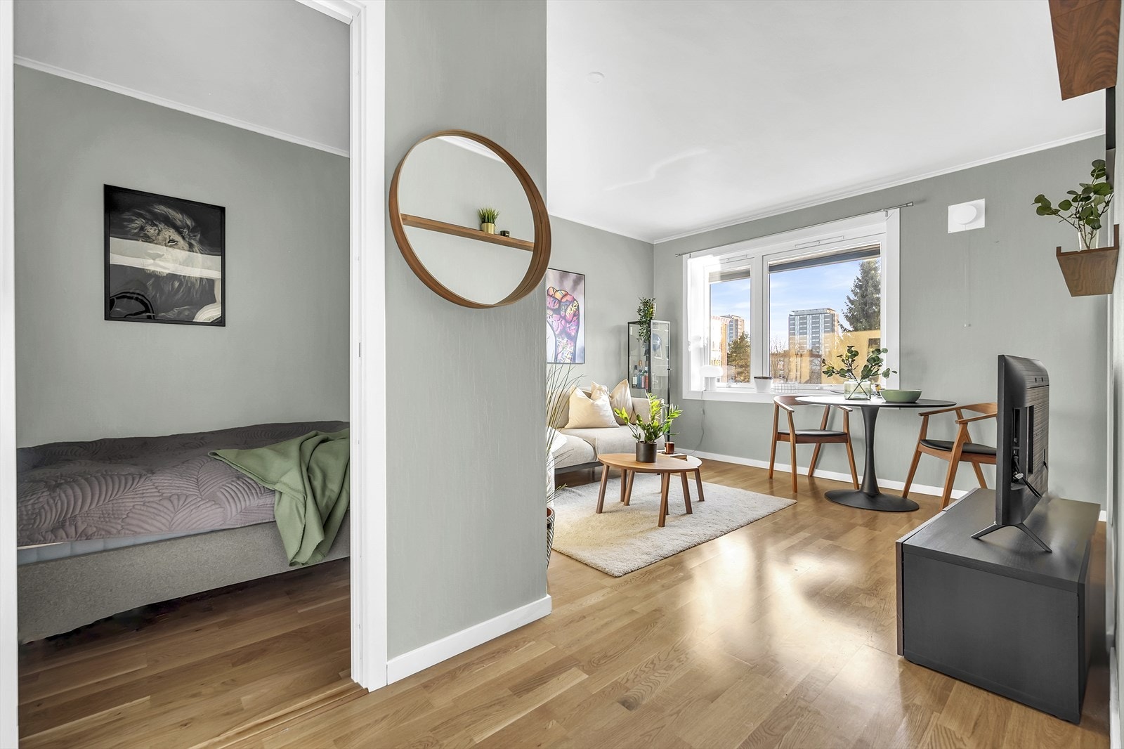 Leiligheten har en praktisk sovealkove med egen dør. Galleribilde