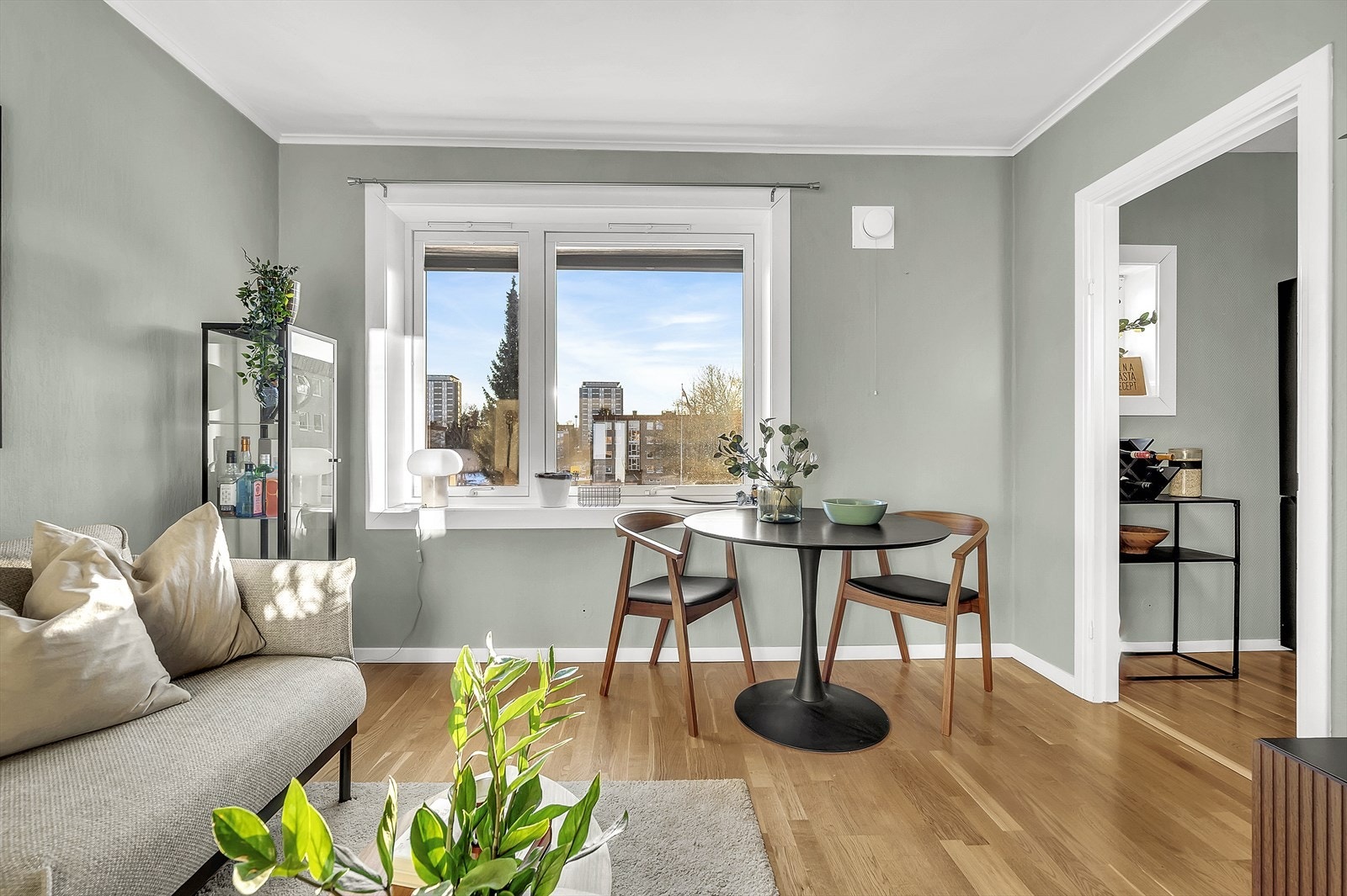 Leiligheten er malt i delikate fargetoner som gir en lun atmosfære. Galleribilde