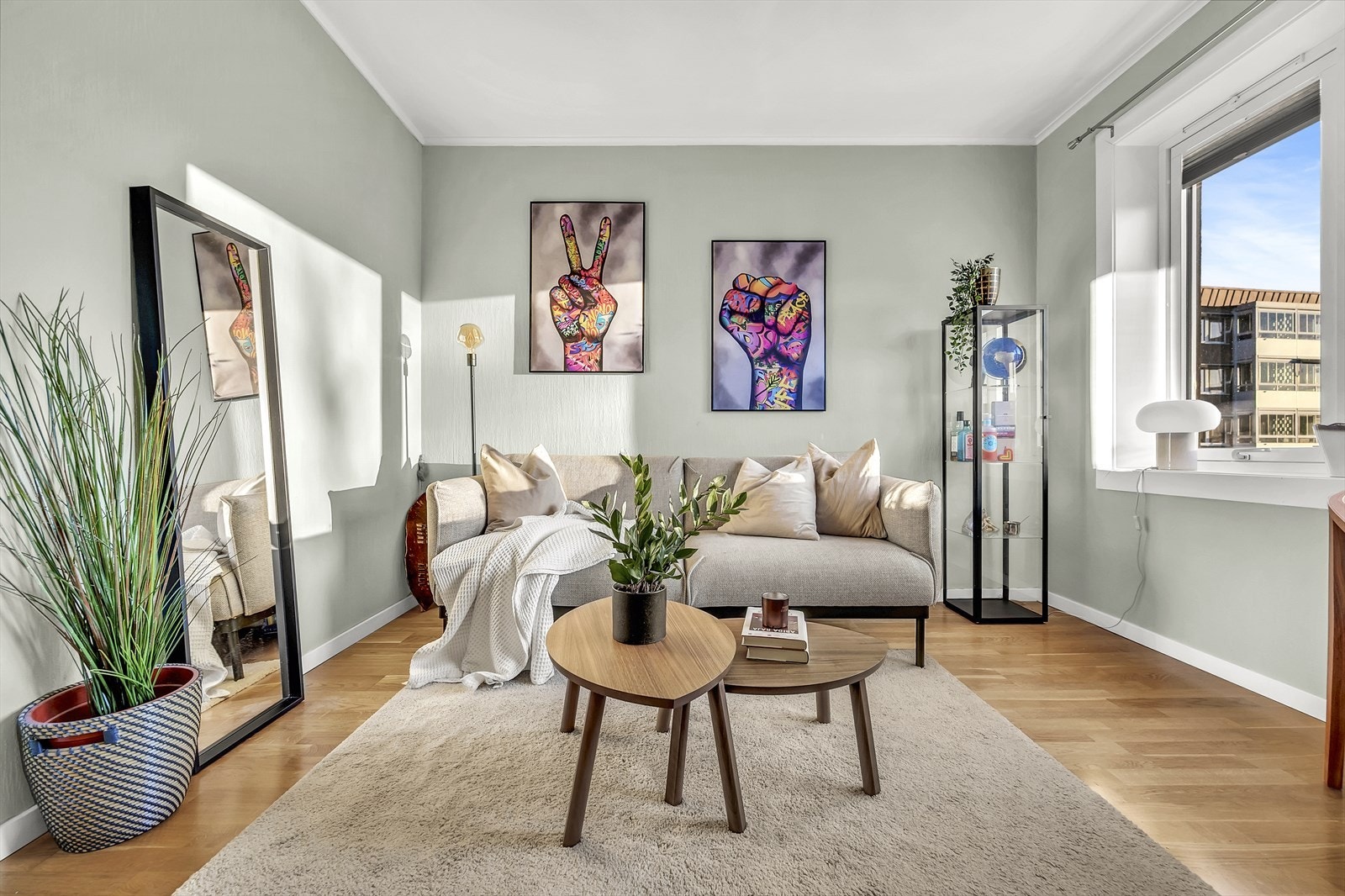 Rikelig av naturlig lysinnslipp som bidrar til en lys og luftig atmosfære. Galleribilde