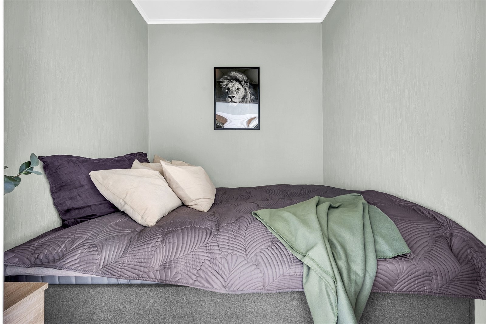 Her er det plass til dobbeltseng og nattbord. Galleribilde