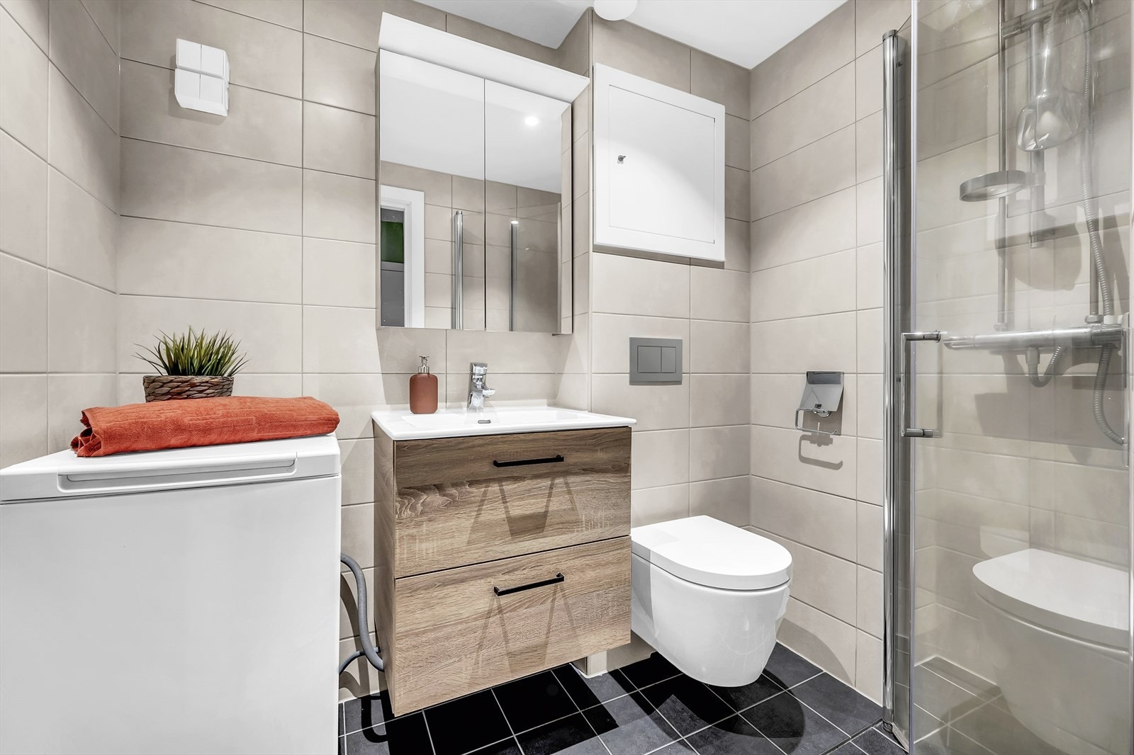 Pent flislagt baderom fra 2021 i regi av borettslaget. Galleribilde