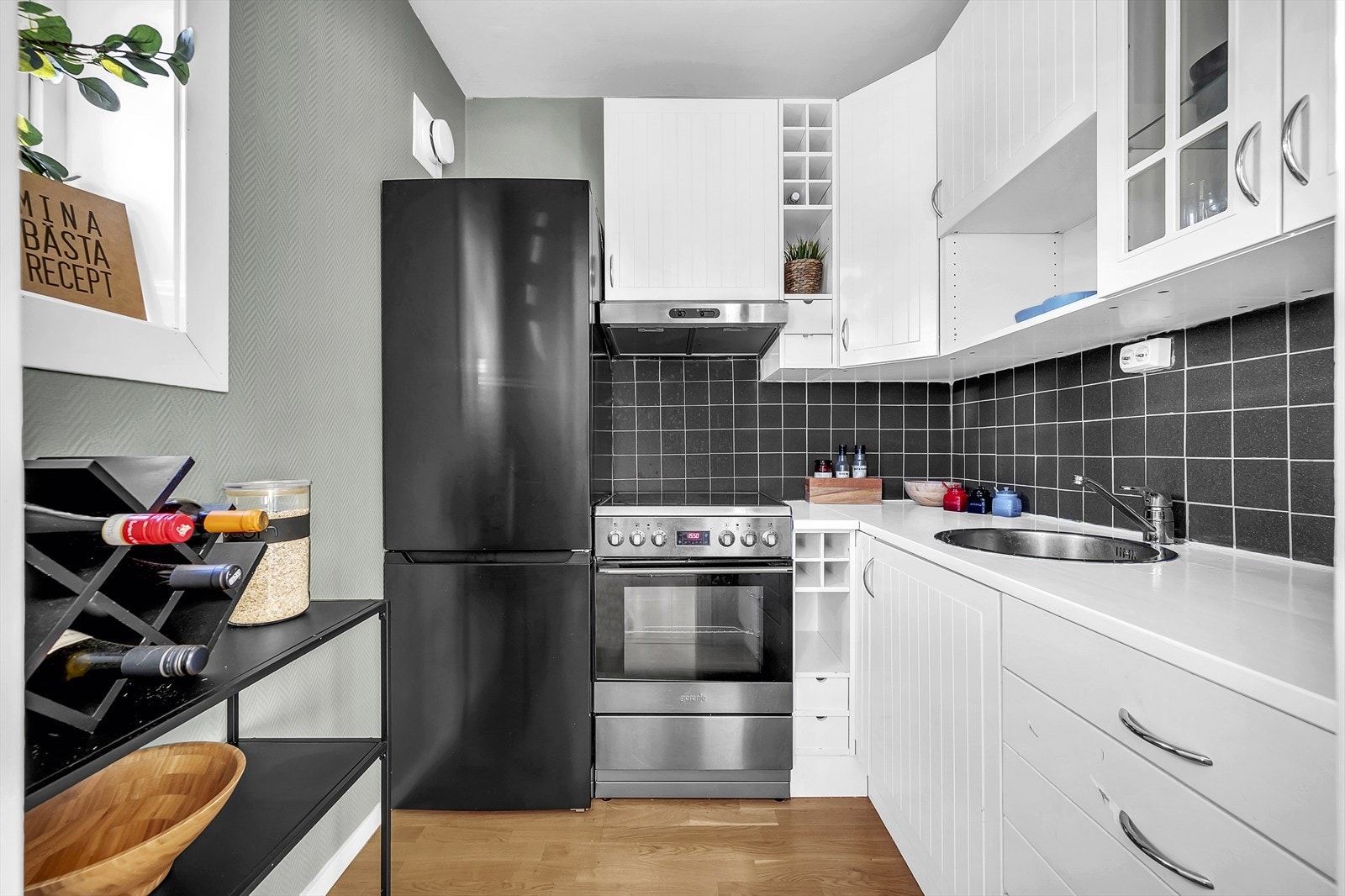 Praktisk kjøkkenhjørne med mye skap- og benkeplass. Galleribilde