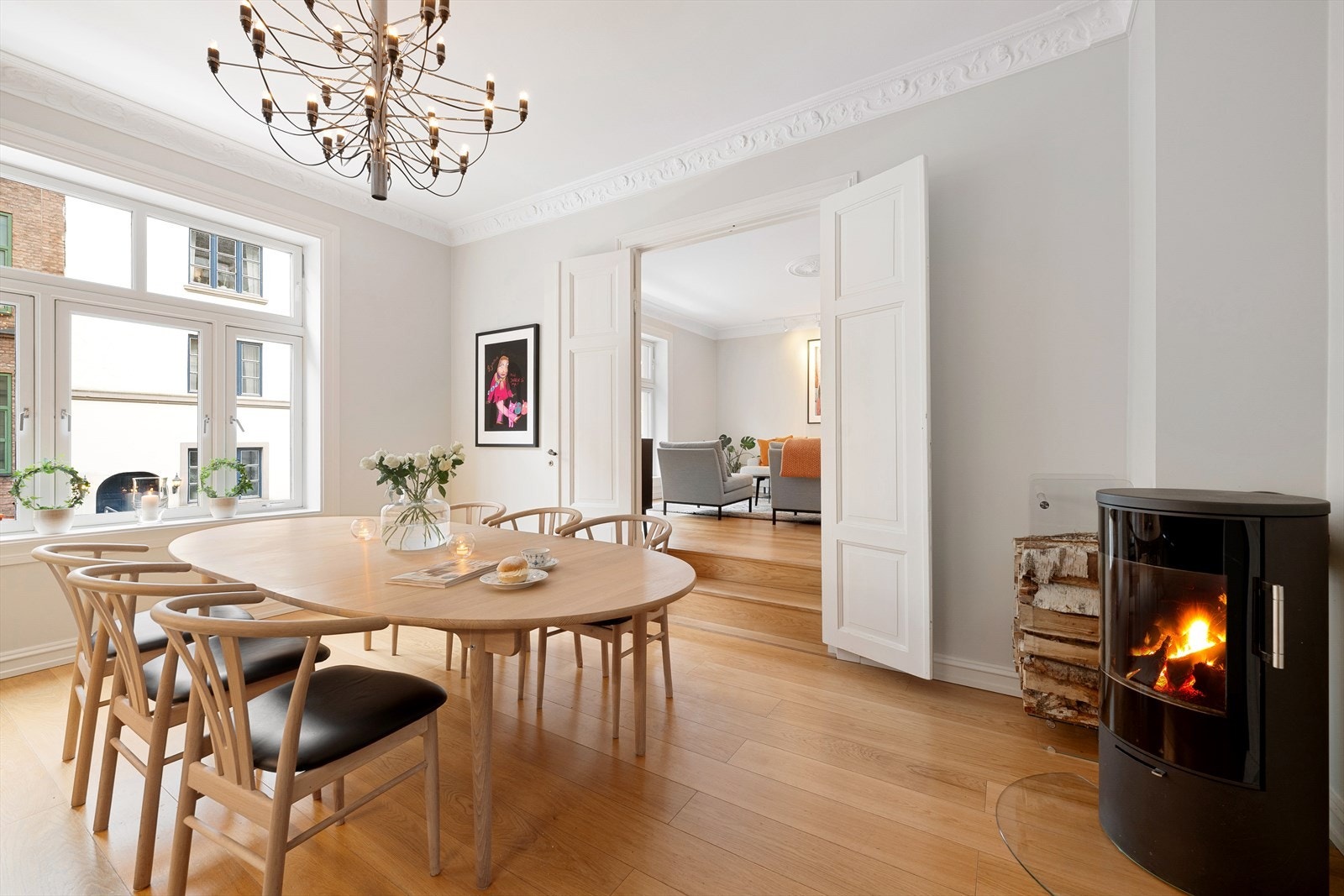 Kjøkkenet rommer et flott langbord - perfekt for bevertning av gjester og familie Galleribilde