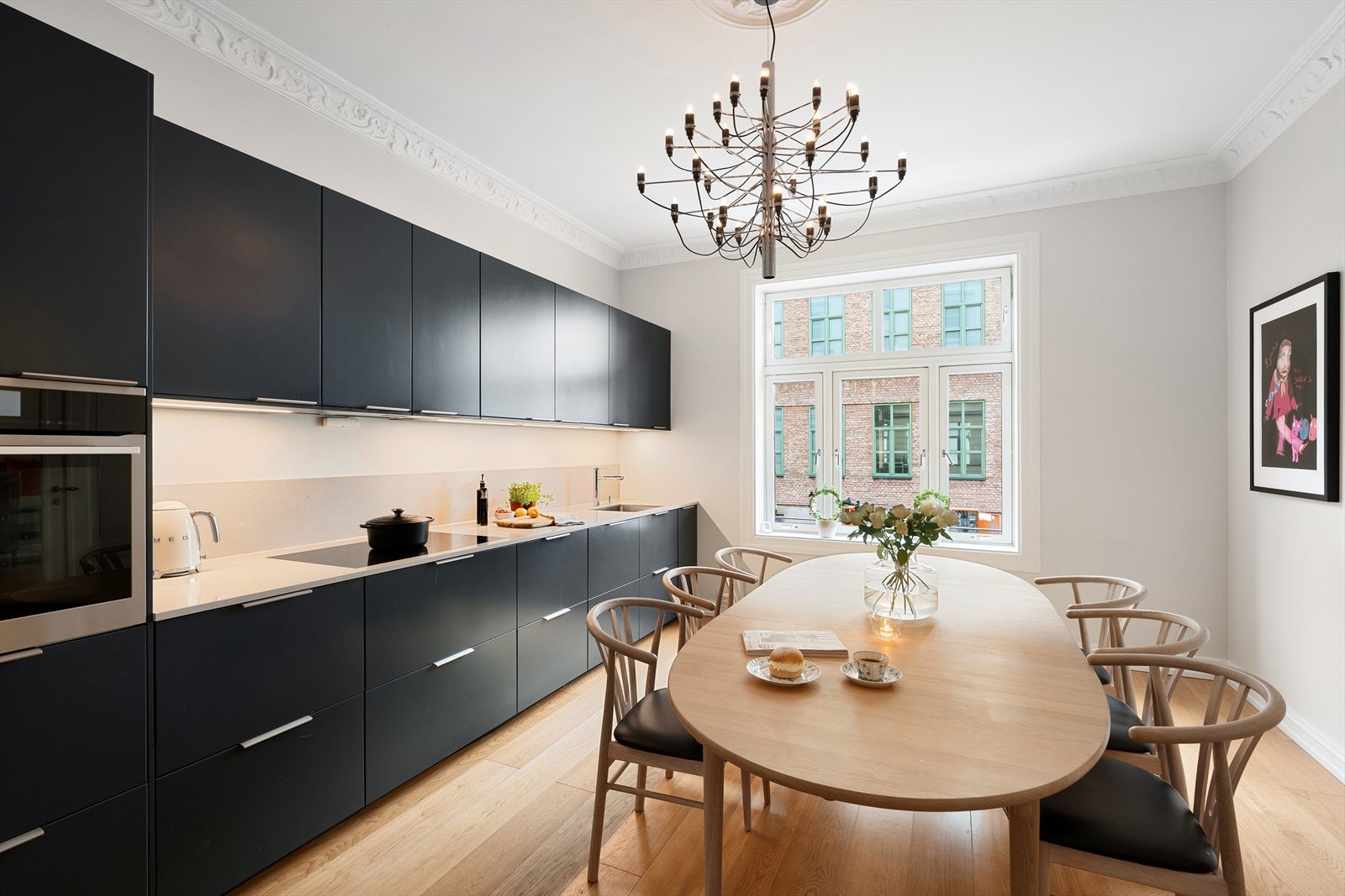 Lekkert kjøkken fra 2019 med malte, glatte fronter som har godt med skap- og benkeplass, silestone benkeplate med underlimt Blanco vaskekum og planlimt Miele induksjon platetopp Galleribilde