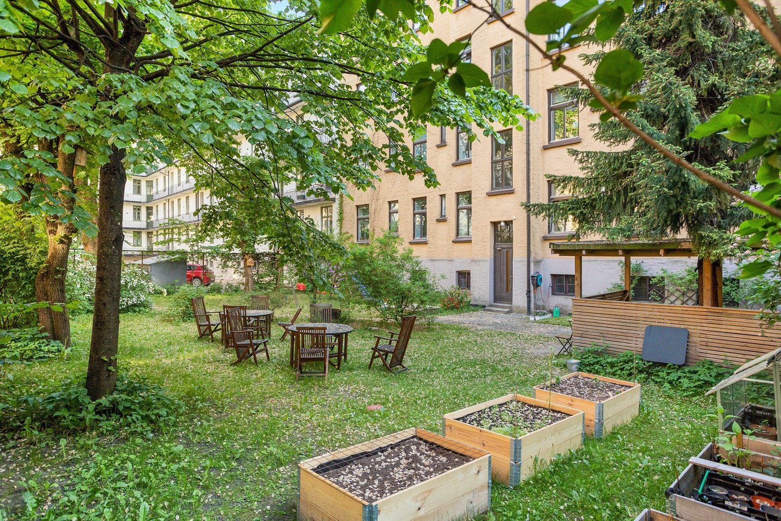 Sameiet har en frodig bakgård - Det er mulighet for egen plantekasse Galleribilde
