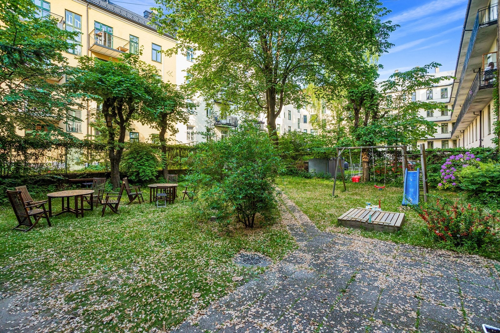 Det er flere sittegrupper og kullgrill - Lekestativ og sandkasse til glede for barna Galleribilde