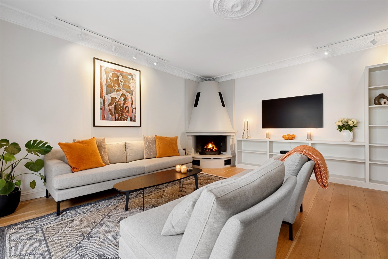 Boligen bærer preg av gjennomtenkte løsninger og holder en god standard over det hele med fokus på fine farge- og materialvalg - Leiligheten har en lys og luftig stue med god plass til sofa-, mediemøblement samt stuebord Galleribilde