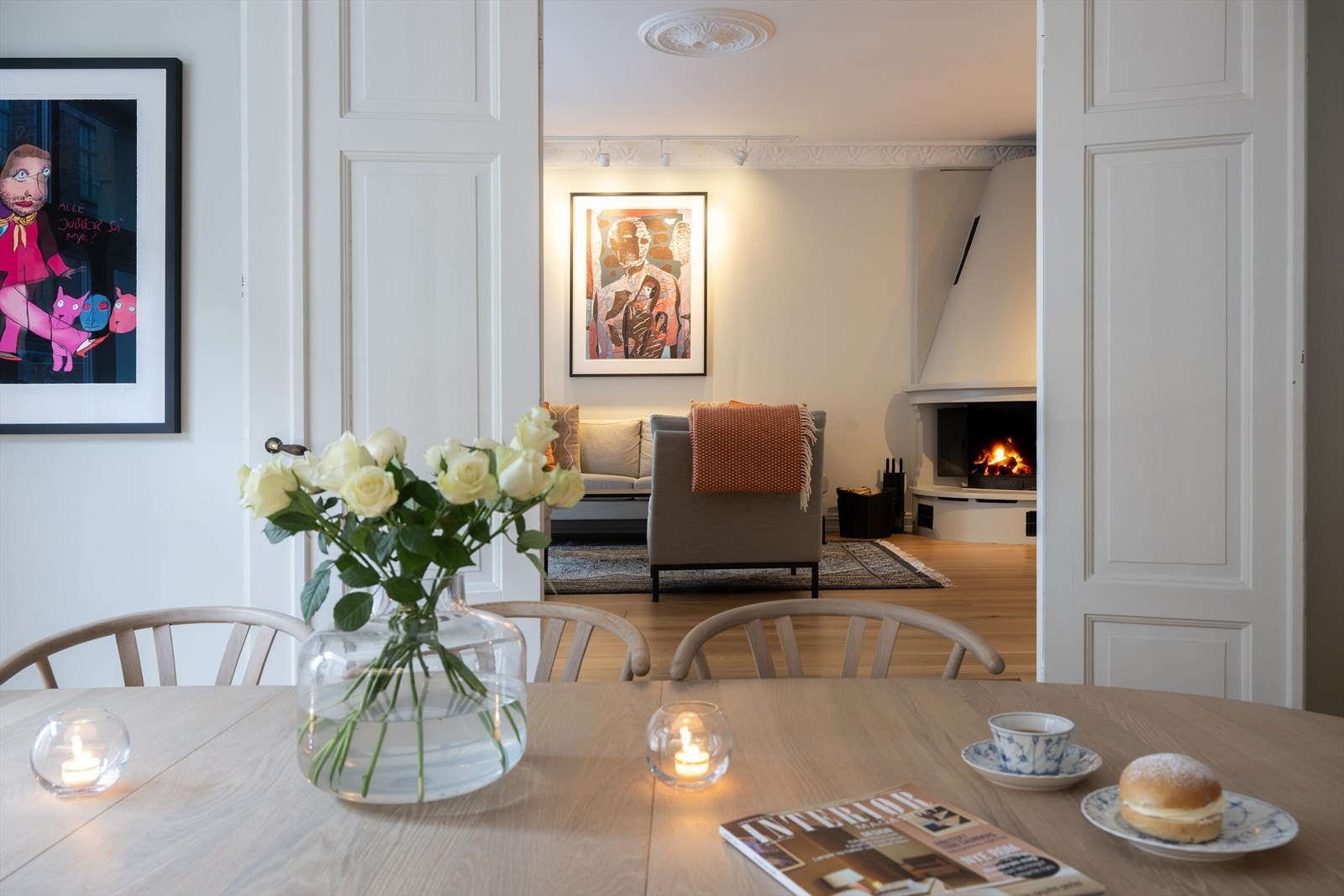 Leiligheten har flere klassiske detaljer som stukkatur, rosetter, doble fløydører og takhøyde på opptil 2,95 meter Galleribilde