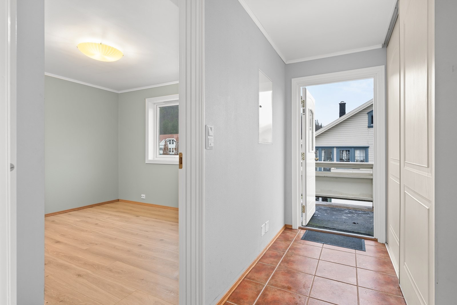 Gangen har en praktisk skyvedørsgarderobe Galleribilde