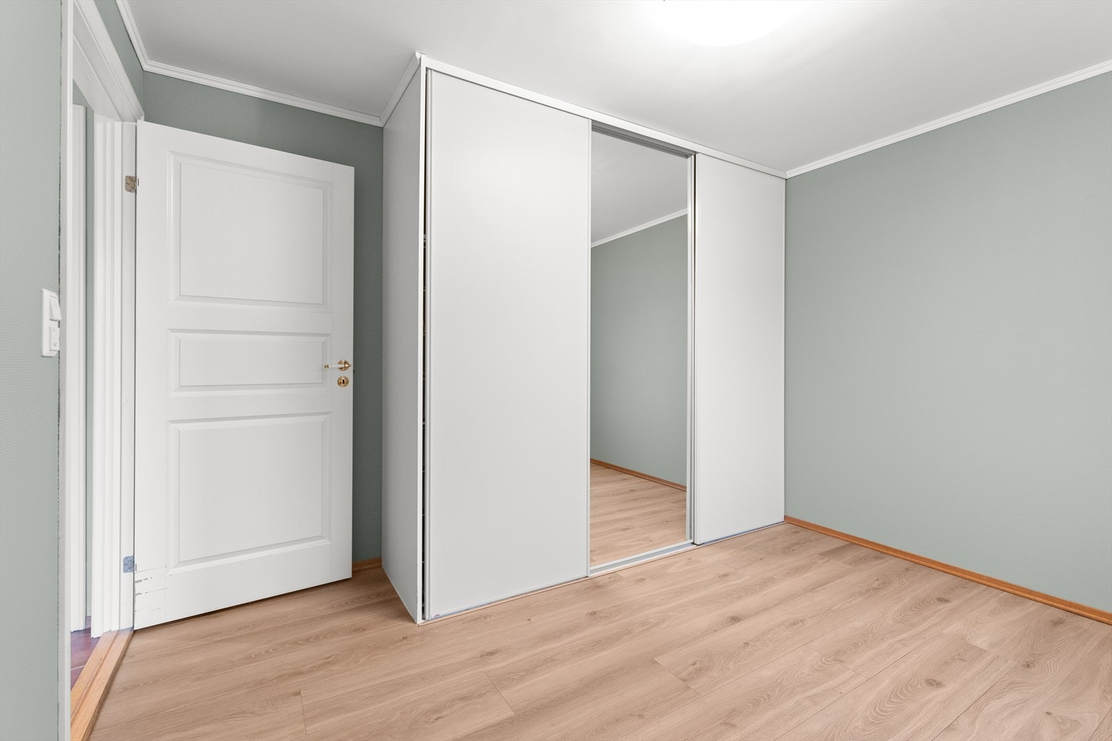 Soverommet har en romslig skyvedørsgarderobe for optimal oppbevaring Galleribilde