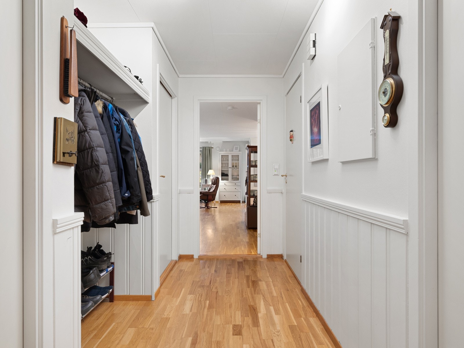 Lys gang med garderobe Galleribilde