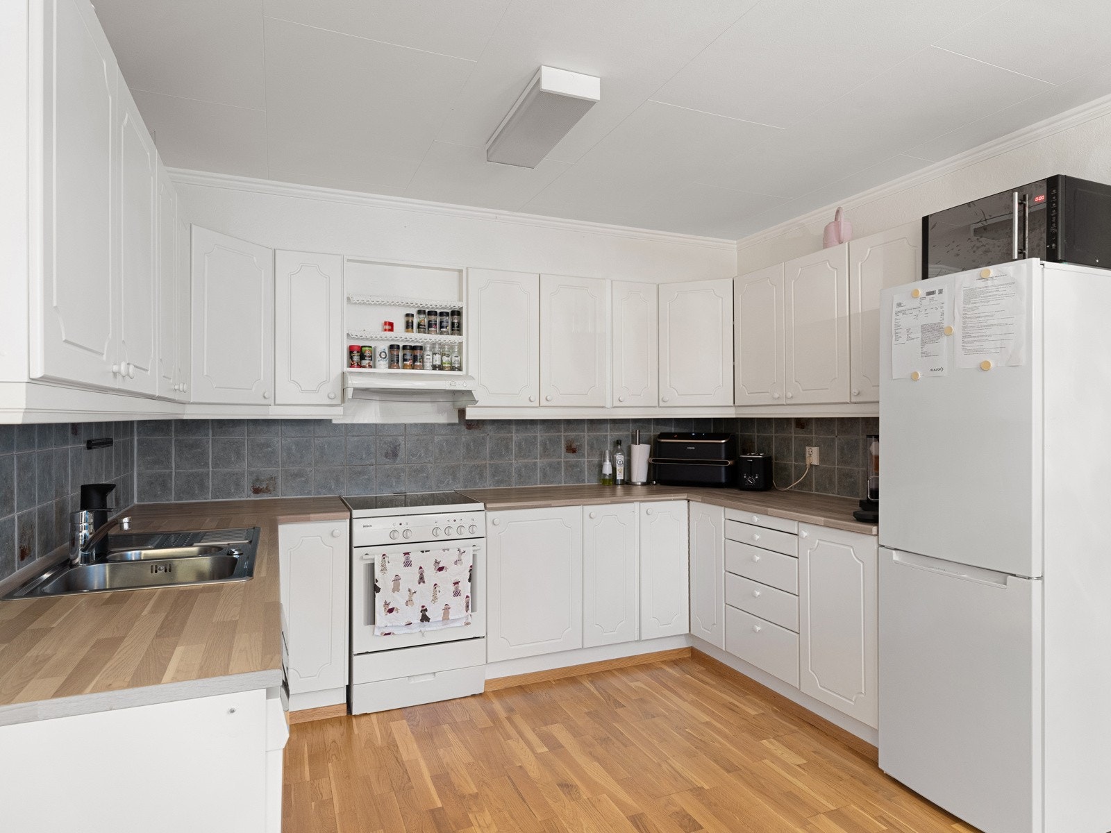 Hvit innredning med god skapplass Galleribilde