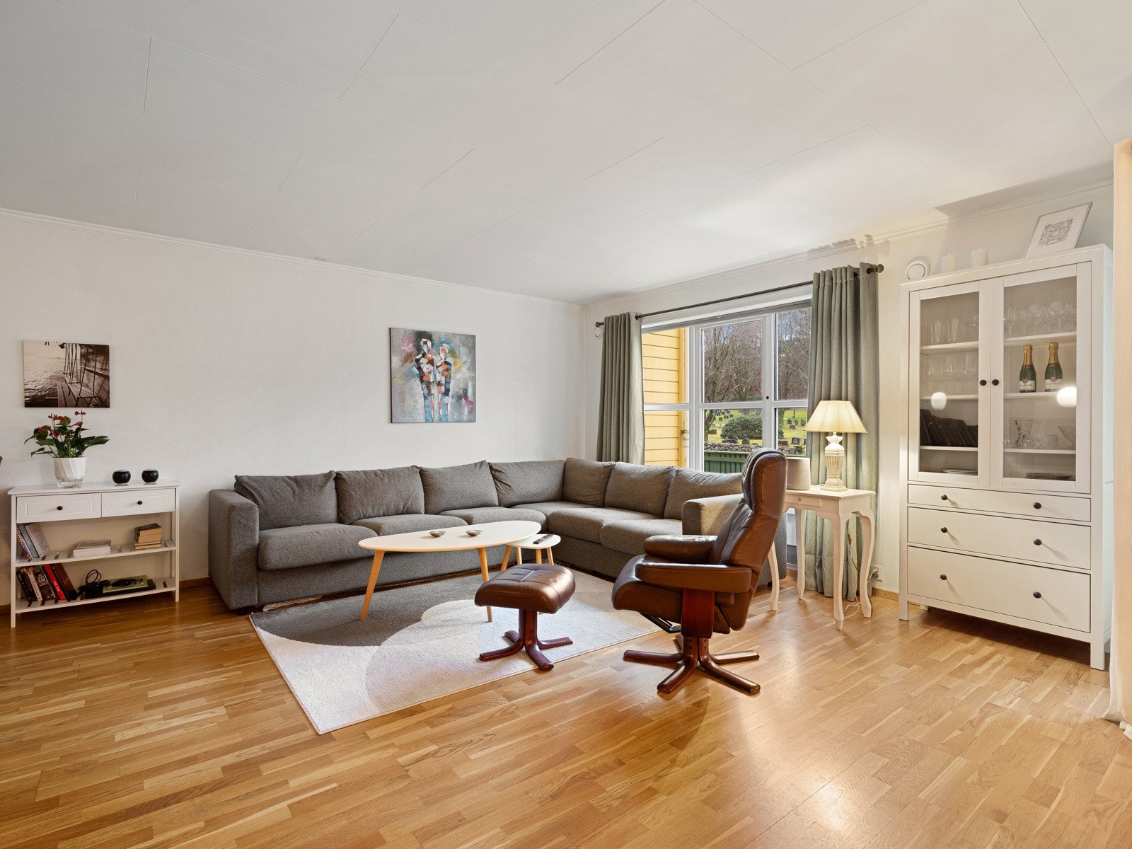 Romslig og lys stue med flere møbleringsmuligheter Galleribilde