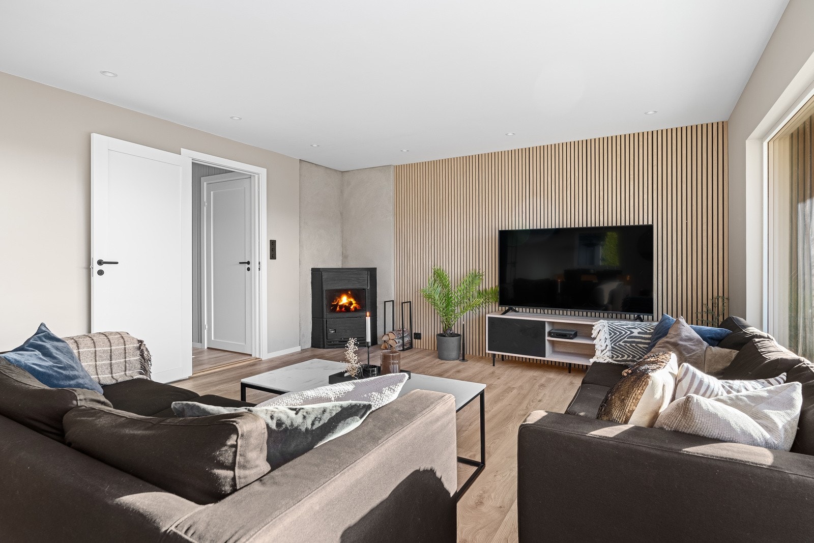 Stuen er flott pusset opp med lekkert gulv, veggfarge og spilevegg Galleribilde