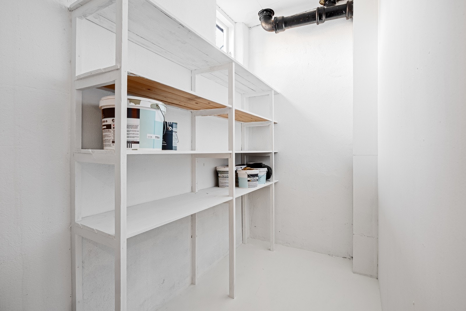 Innvendig bod med god lagringsplass Galleribilde