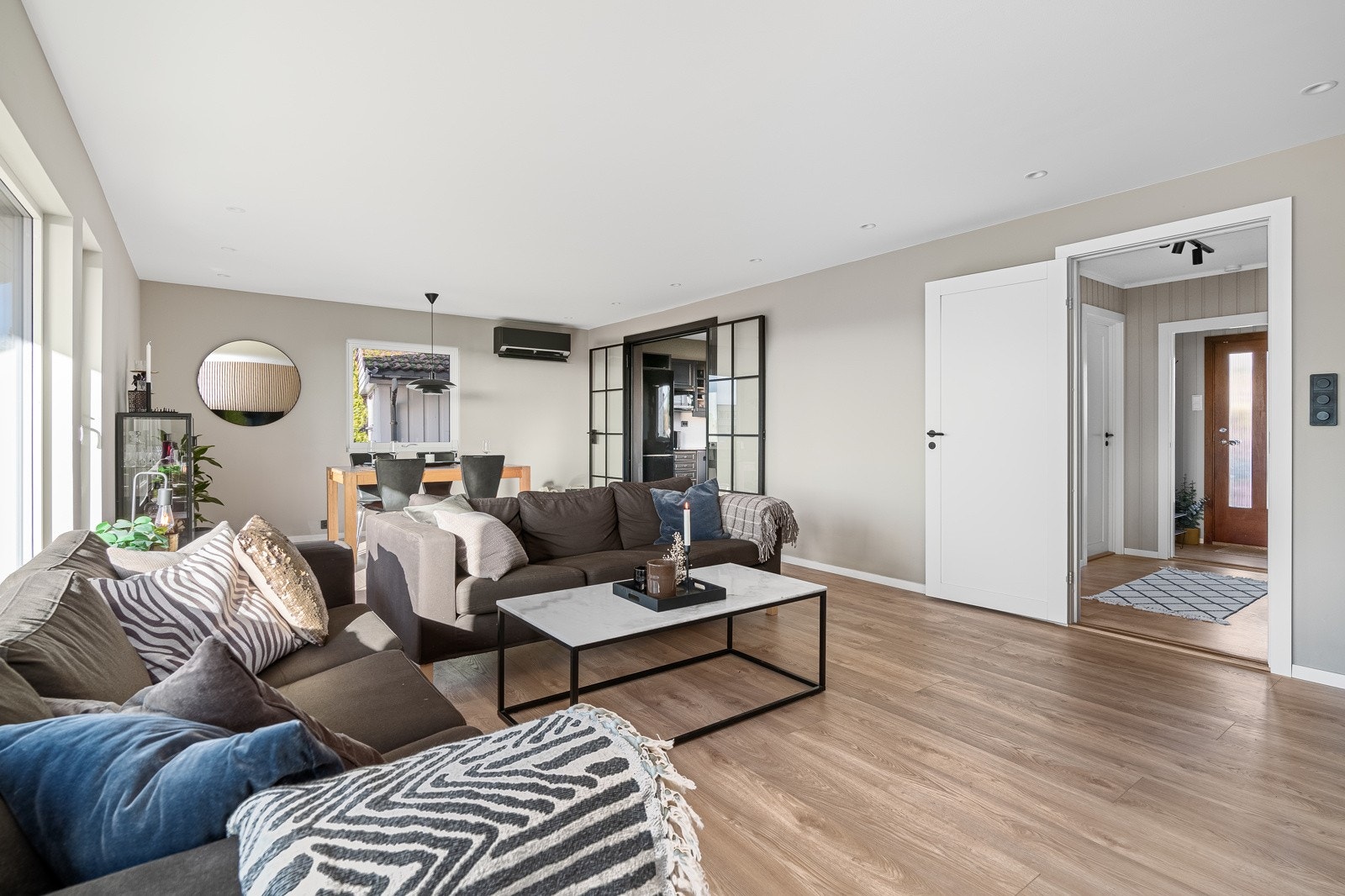 Stuen gir en romslig følelse Galleribilde