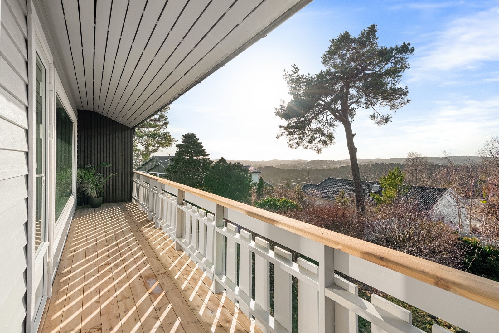 Fra stuen kommer man ut til balkong med flott utsyn og plass til utemøblement Galleribilde