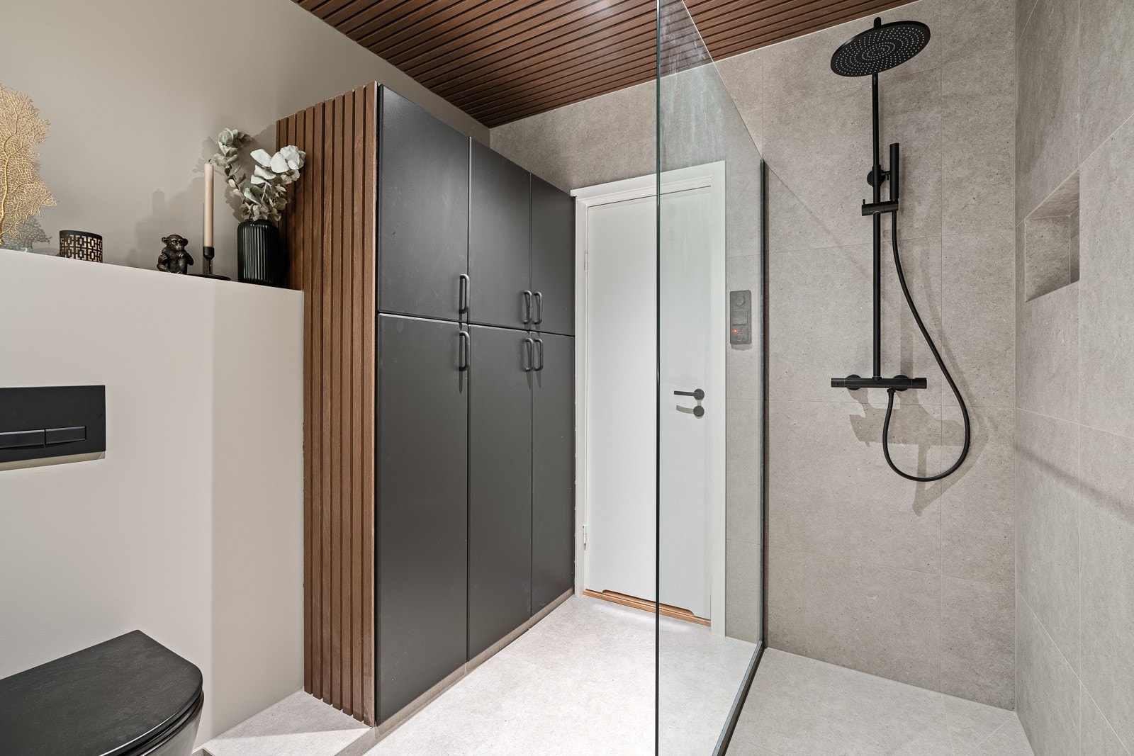 Dusjhjørne og god lagringsplass i baderomsinnredningen Galleribilde