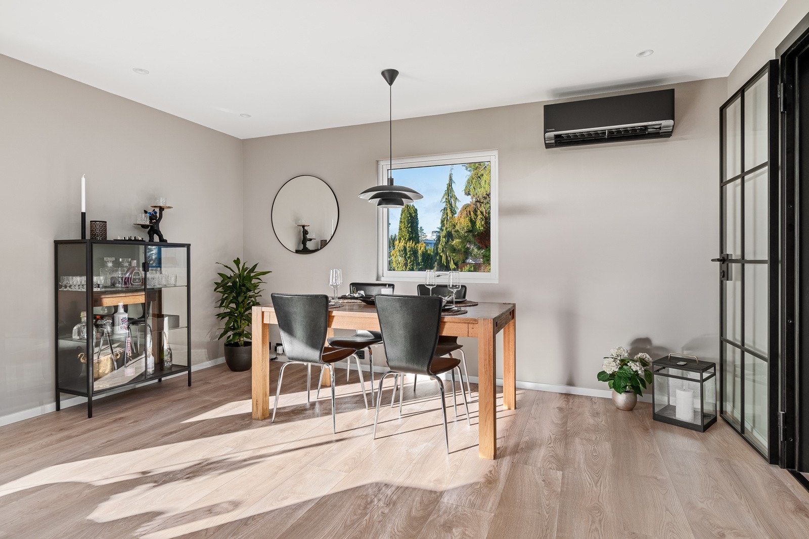 Det er både peis og varmepumpe i boligen som varmer godt på kalde høst- og vinterdager Galleribilde