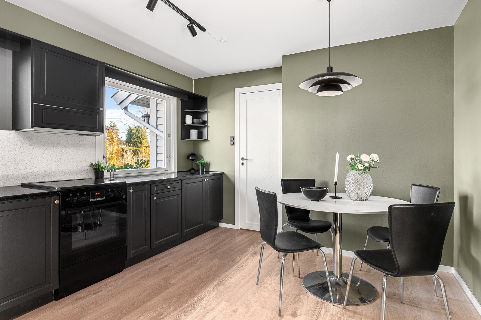 Det er god plass til en spisegruppe ved kjøkkenet Galleribilde