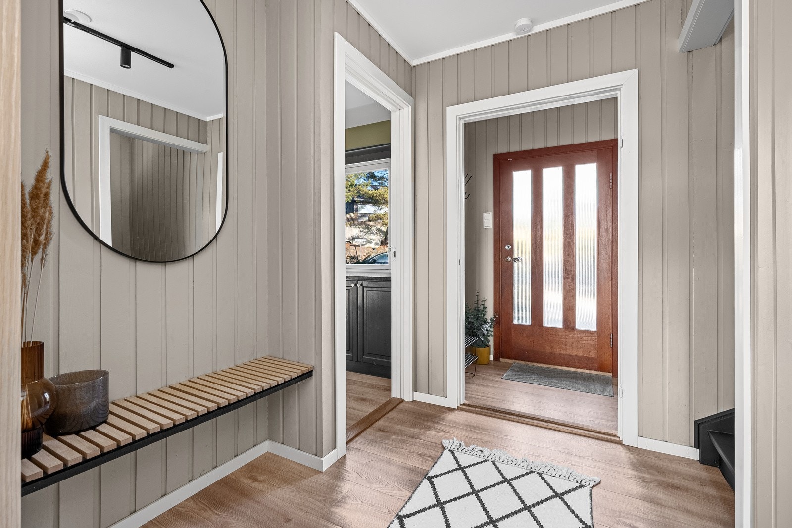 Inngangsparti med plass til oppbevaring av ytterklær og sko Galleribilde