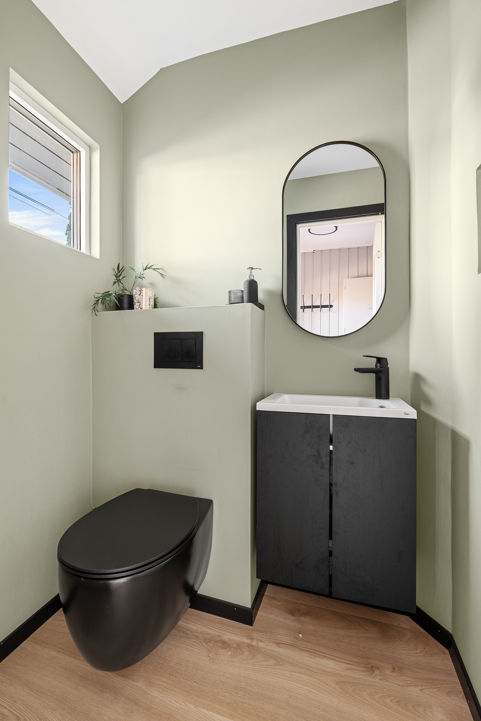 WC med toalett og servant med innredning Galleribilde