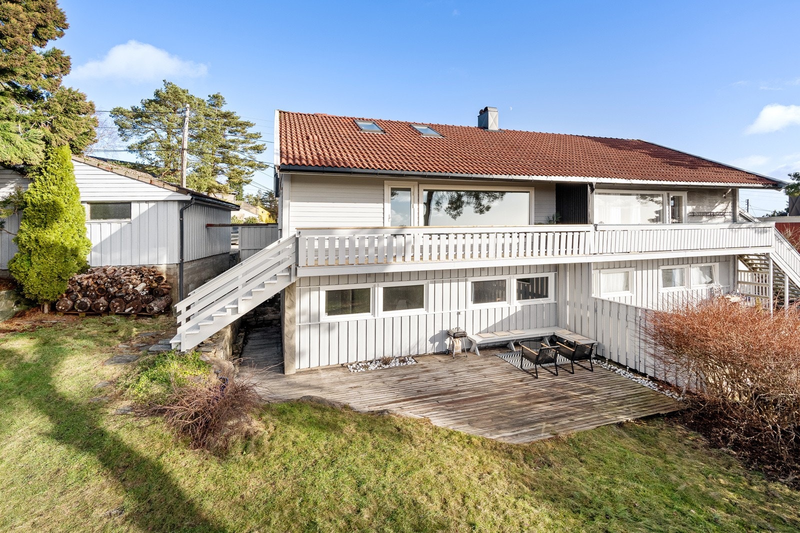 Fasade. Fra balkongen er det trapp ned til hage Galleribilde