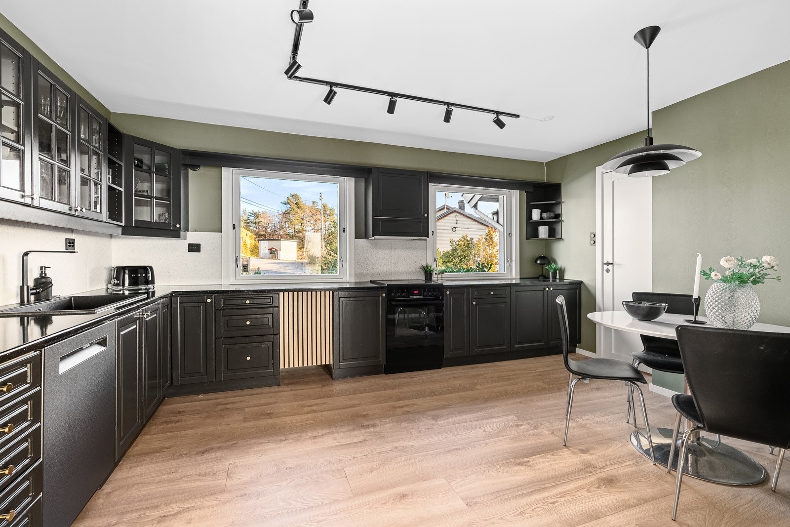 Flott kjøkken med god benk- og skapplass Galleribilde