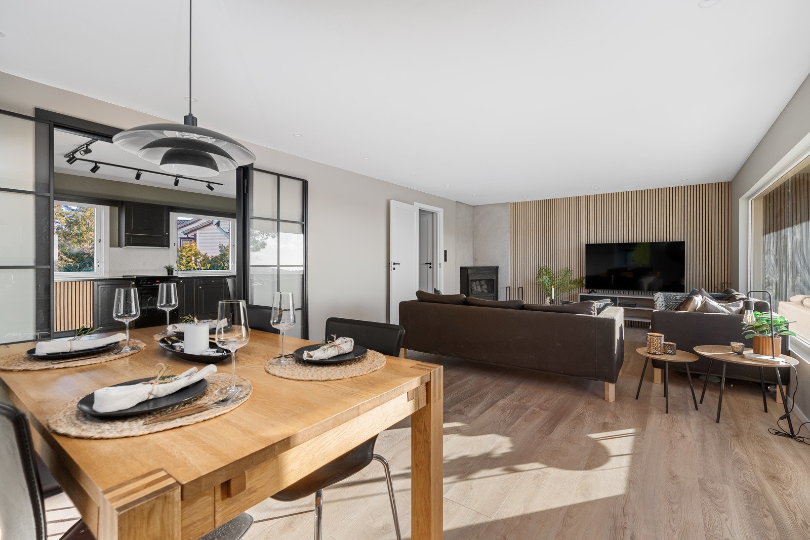 Åpen stue med god plass til både sofa- og spisegruppe Galleribilde