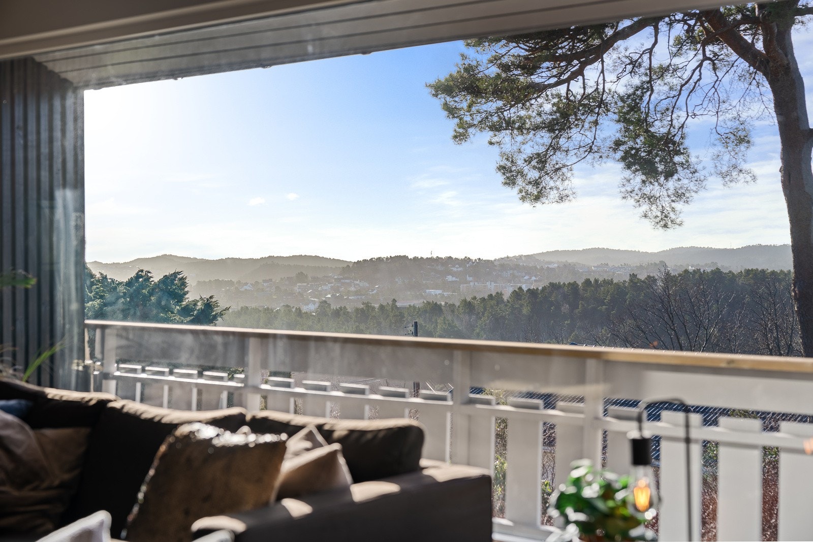 Store vindusflater som slipper inn rikelig med naturlig lys Galleribilde