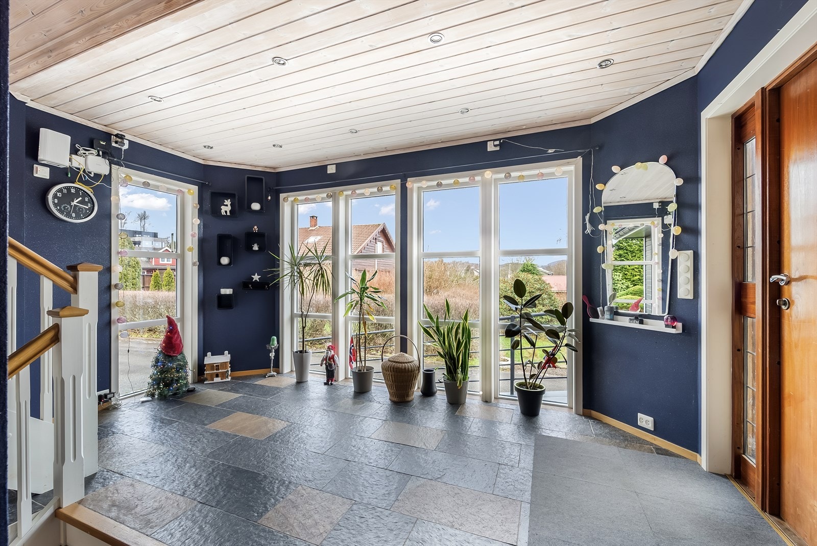 Lys og romslig inngang med store vinduer som gir flott utsikt og naturlig lys. Perfekt for planter og dekor. Galleribilde