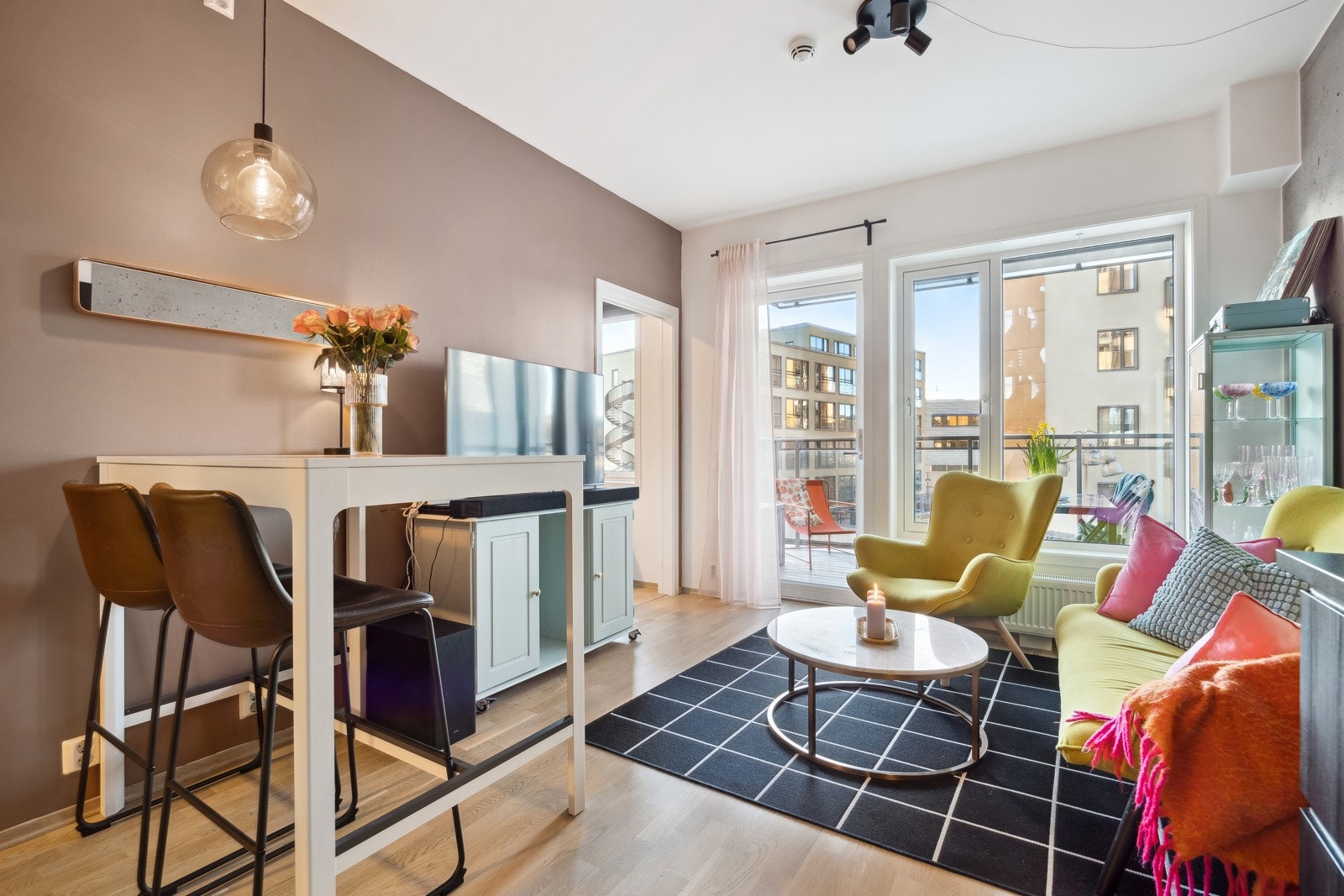 Det er rikelig med plass til både spisekrok og stue. Galleribilde