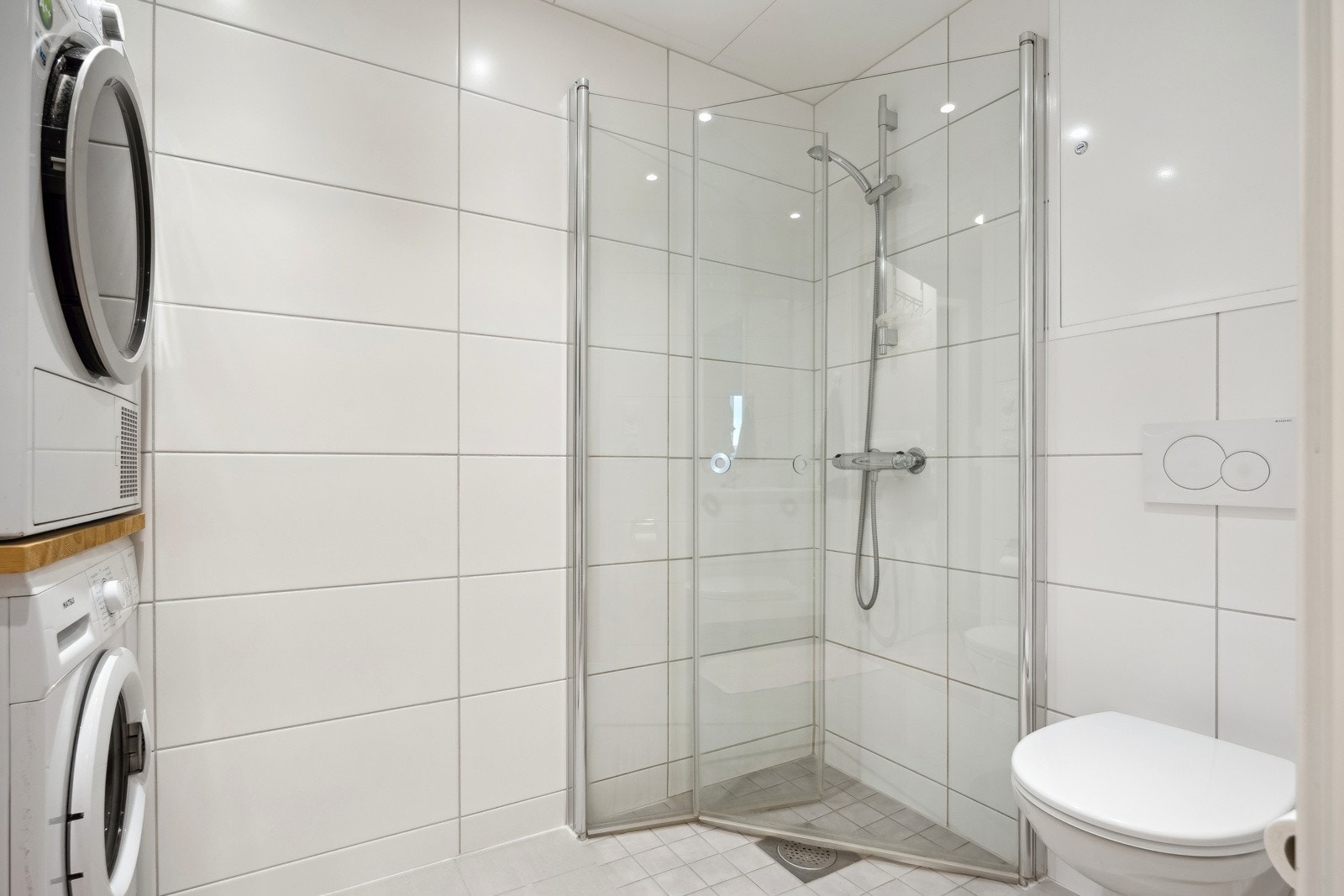 Badet er tidløst innredet, og er arealeffektiv med den gode planløsningen. Galleribilde