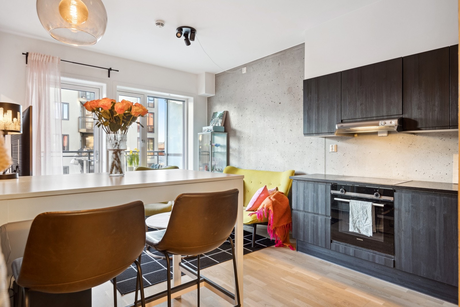 Det naturlige lyset strømmer inn og fremhever boligens detajler. Galleribilde