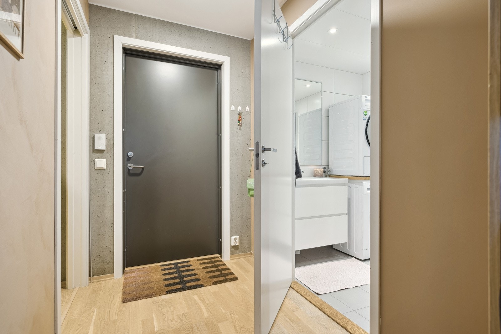 Velkommen inn i en romslig entreè, med en praktisk bod til høyre hvor man kan lagre yttertøy og sko. Galleribilde