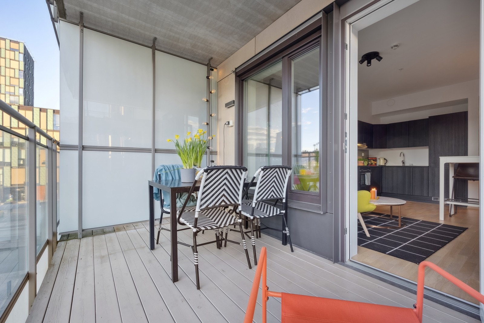 Balkongen sørvendt og har sol fra 9-18.30 på sommerstid. Galleribilde