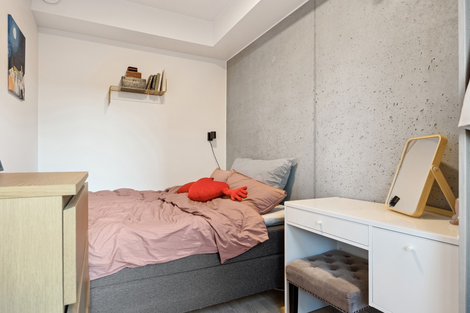 Boligens soverom byr på en avslappende atmosfære med lyse farger. Galleribilde