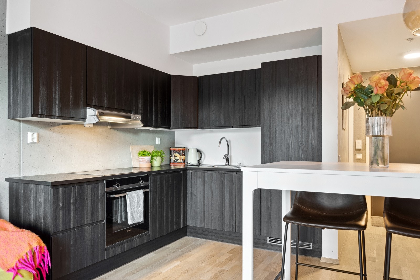 Kjøkkenet oppleves som brukervennlighet med smarte oppbevaringsløsninger og eksklusive detaljer. Galleribilde