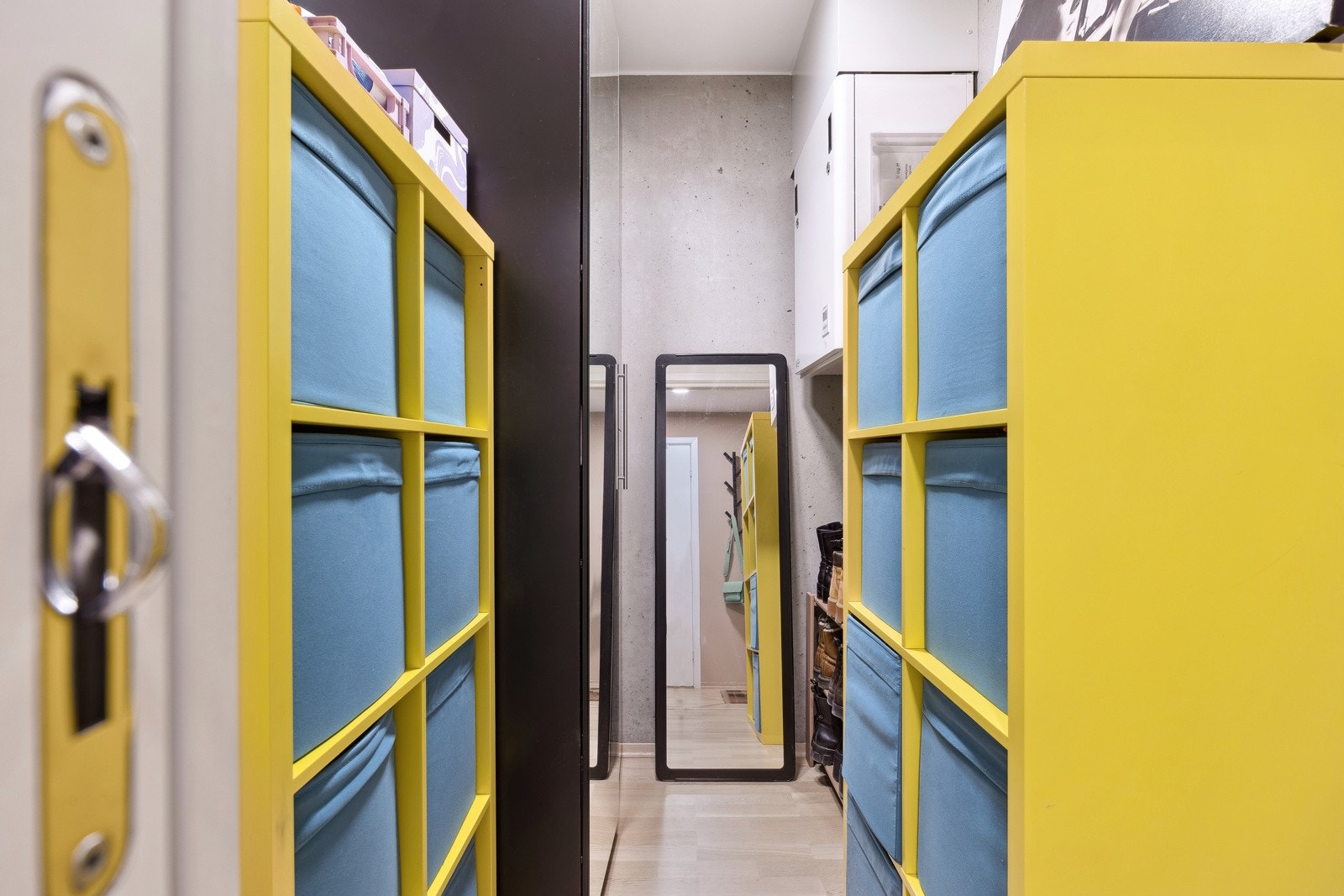 Selger benytter boden som omkledningsrom og lagring, perfekt for å unngå rot i entreèn. Galleribilde