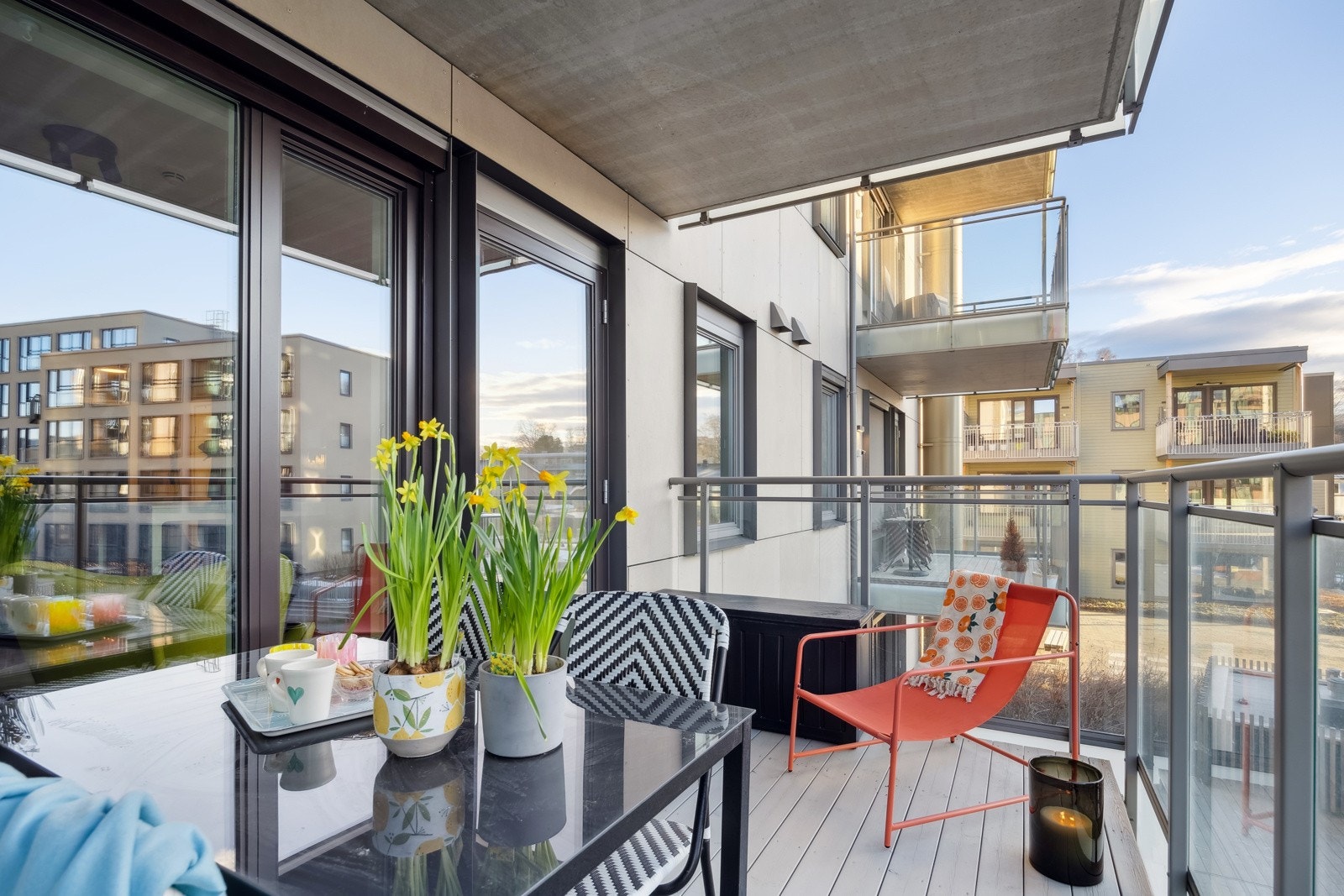 Balkongen måler 9 kvm - en uvanlig god størrelse for nyere bygg. Galleribilde