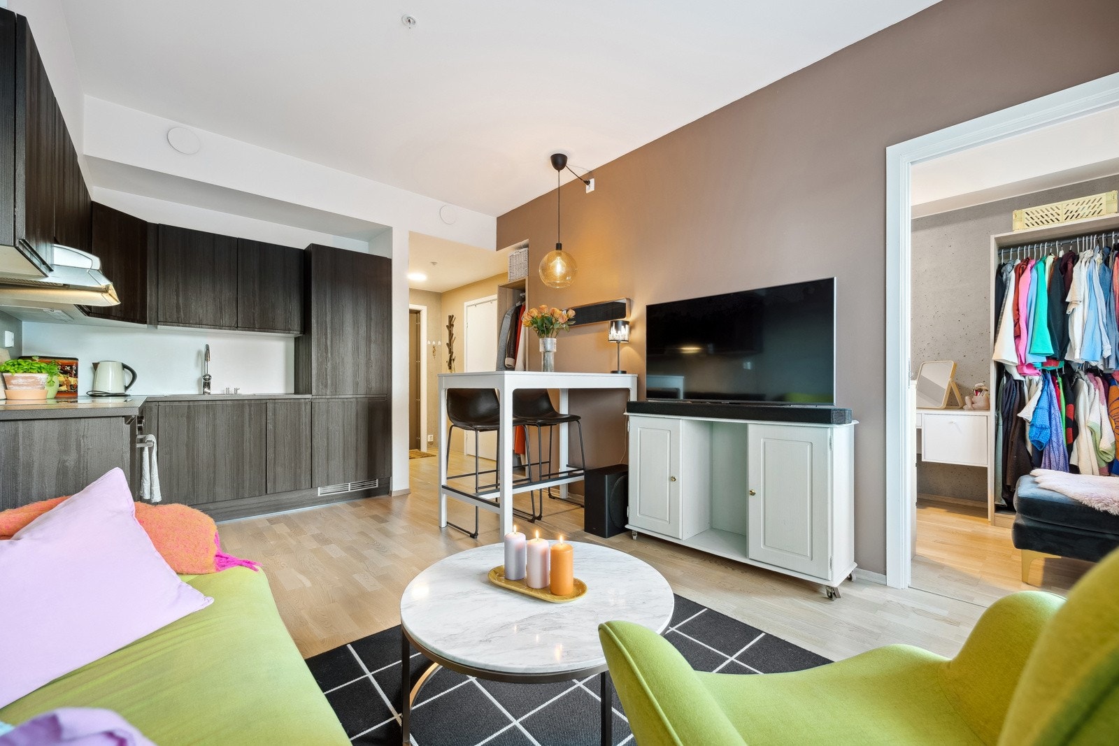 Det er en åpen stue/kjøkkenløsning, som åpner opp for sosialt samvær uansett hvor man oppholder seg. Galleribilde