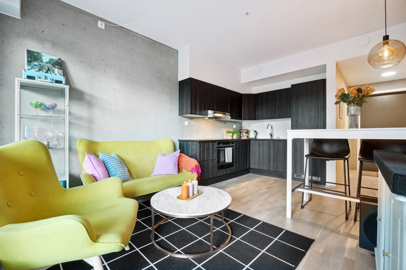 Stuen er et åpent og harmonisk oppholdsrom med moderne detaljer. Galleribilde