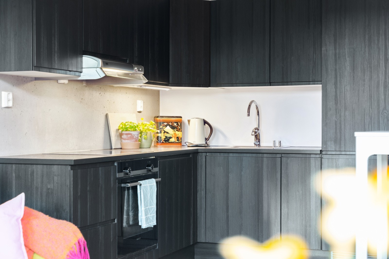 Dette stilrene, svarte kjøkkenet fra 2019 kombinerer minimalistisk design med funksjonalitet for et tidløst uttrykk. Galleribilde