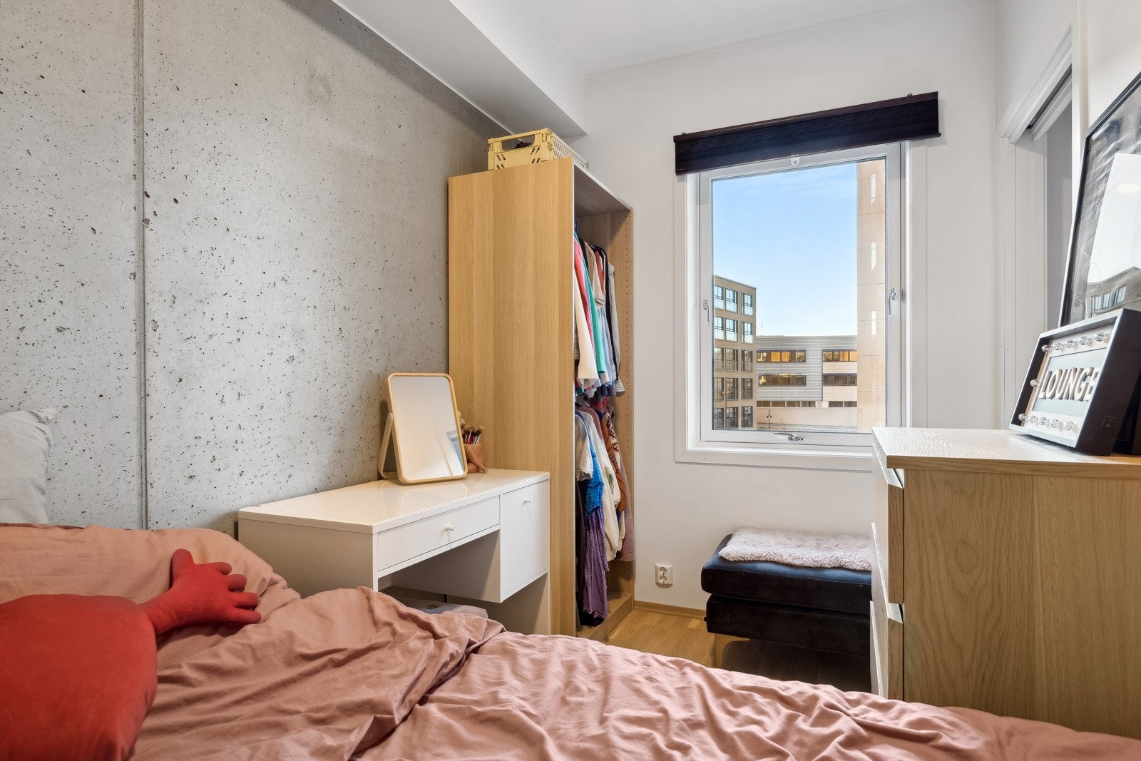 vinduer slipper inn naturlig lys og gir rommet en behagelig og luftig følelse. Galleribilde