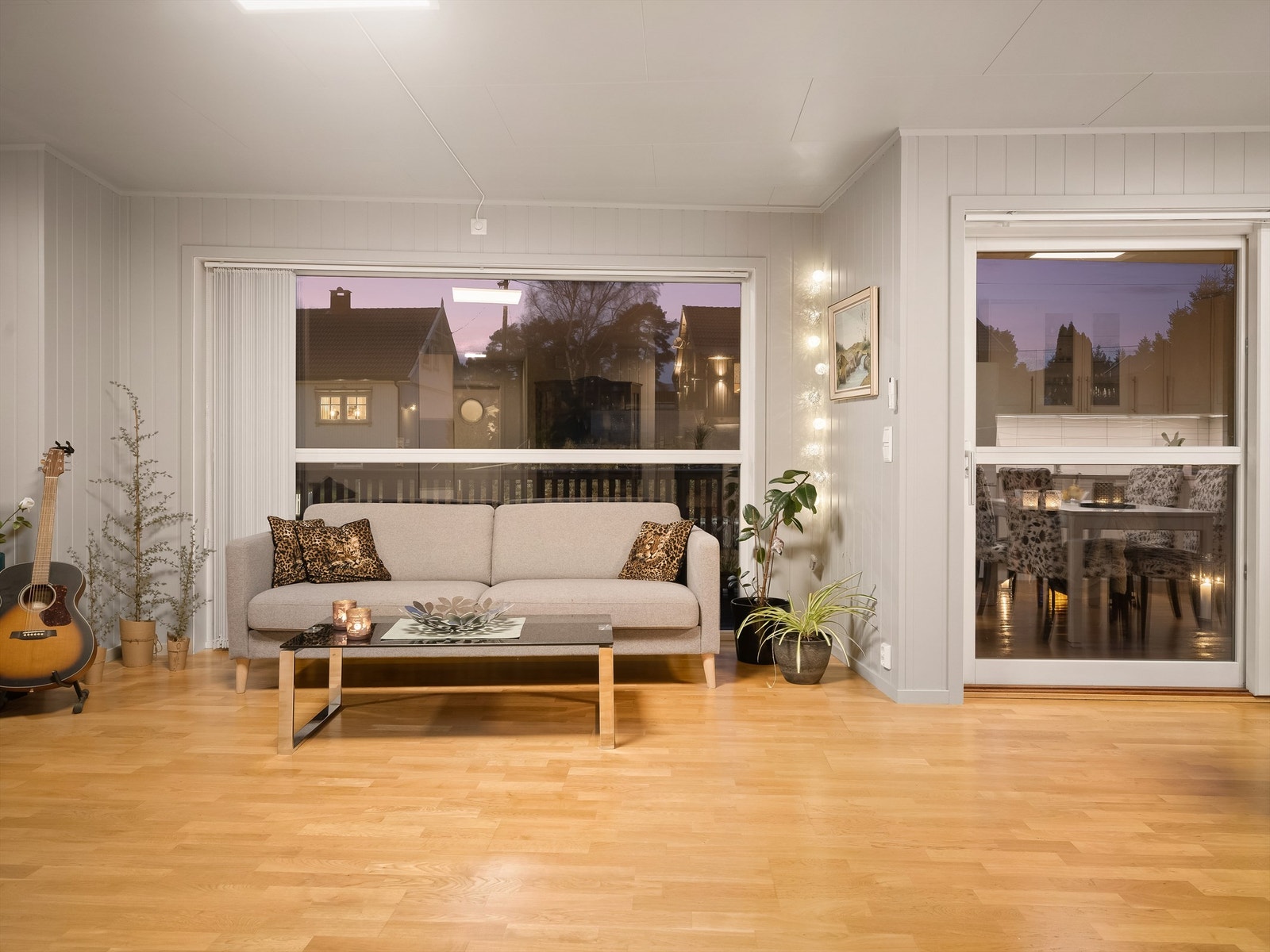 Leiligheten ble oppført med moderne standard for byggeåret, inkludert tre-stavs eikeparkett i alle rom utenom badet. Galleribilde